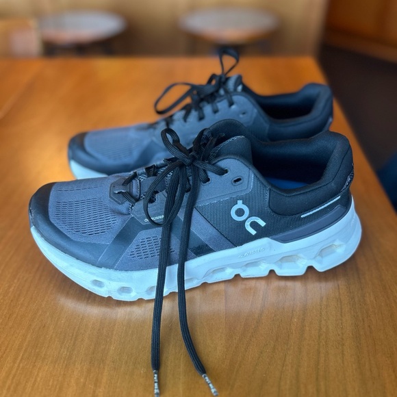 OnCloud Women’s Cloudrunner 2- size 9 Wide.  Like new! - Picture 3 of 7